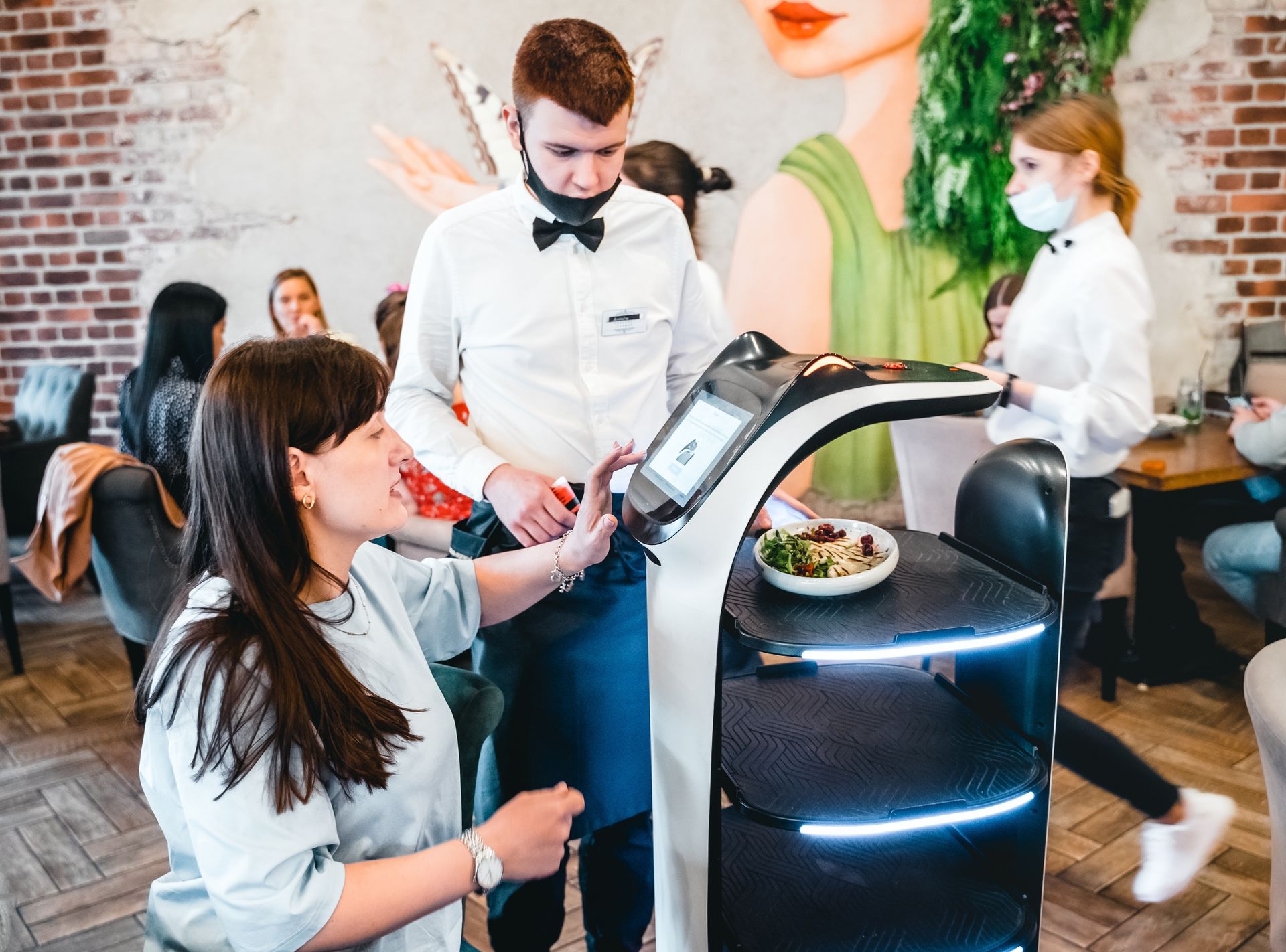 Servibot Mejora el Servicio al Cliente en tu Restaurante con Tecnología